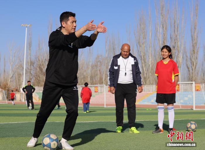 前国脚杨晨亮相喀什杯寄语新疆青少年勇敢追梦