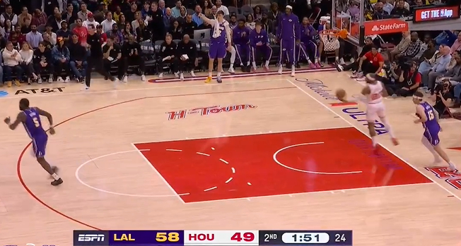 詹姆斯与里夫斯默契配合制造关键空篮机会